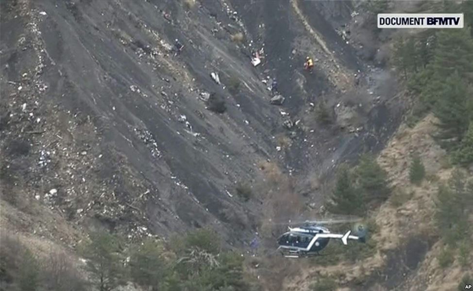 Trực thăng bay trên hiện trường máy bay Airbus 320 của hãng hàng không Germanwings rơi trên sườn núi Alps ở Seyne, Pháp.