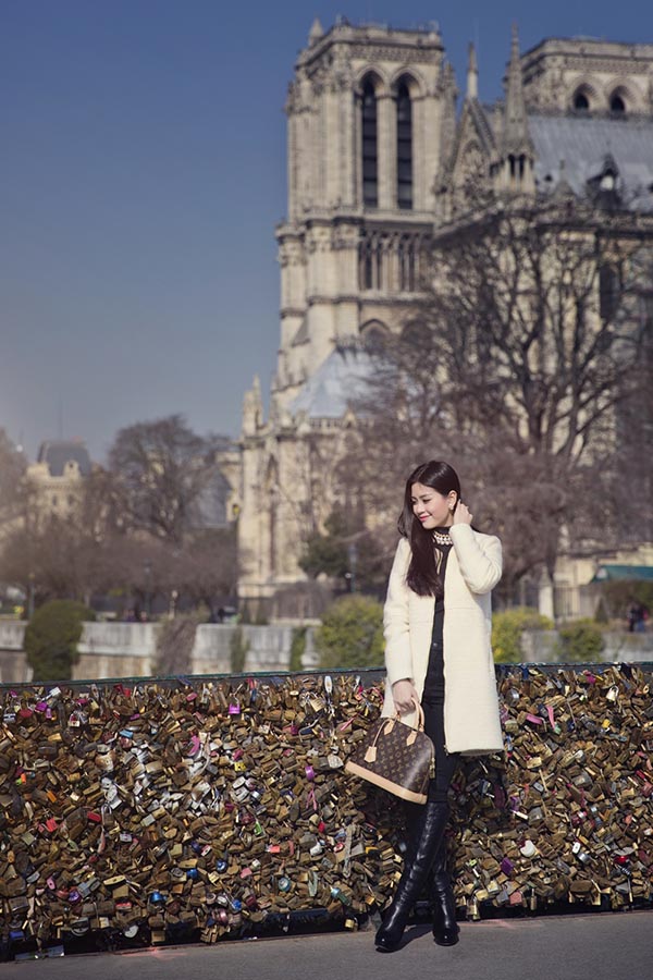 Ngoài ra, Diễm Trang còn tạo dáng bên cây cầu tình yêu Pont des Arts - địa điểm mà nhiều cặp tình nhân rất muốn đến khi thăm thú Paris.