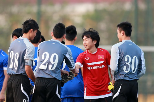 HLV Miura luôn rất thận trọng khi chọn lựa thủ môn nhưng rồi vẫn chưa tìm ra ai xứng đáng đặt trọn vẹn niềm tin