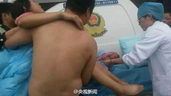 Anh Xu giúp chuyển bà bầu sang xe cứu thương.