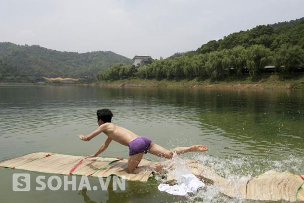 Người này với trang phục đơn giản hơn rất có khả năng giành chiến thắng, tuy nhiên vẫn bị rơi khi sắp chạm đích