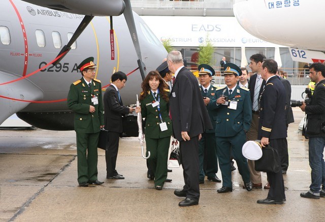 Đoàn cán bộ QĐND Việt Nam đang được Lãnh đạo hãng Airbus giới thiệu về dòng máy bay cảnh báo sớm và chỉ huy trên không C-295 AEW&C