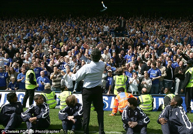 Hồi năm 2006, Jose Mourinho đã quang chiếc huy chương vô địch Premier League về phía NHM