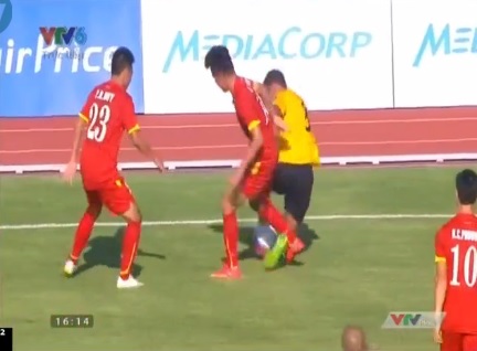 Trước Brunei, U23 Việt Nam vẫn có nhiều pha vào bóng khá quyết liệt