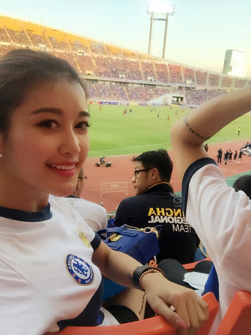 Sự cổ vũ nhiệt tình của Á hậu Việt Nam đã kết thúc ngọt ngào bằng chiến thắng 1-0 cho The Blues