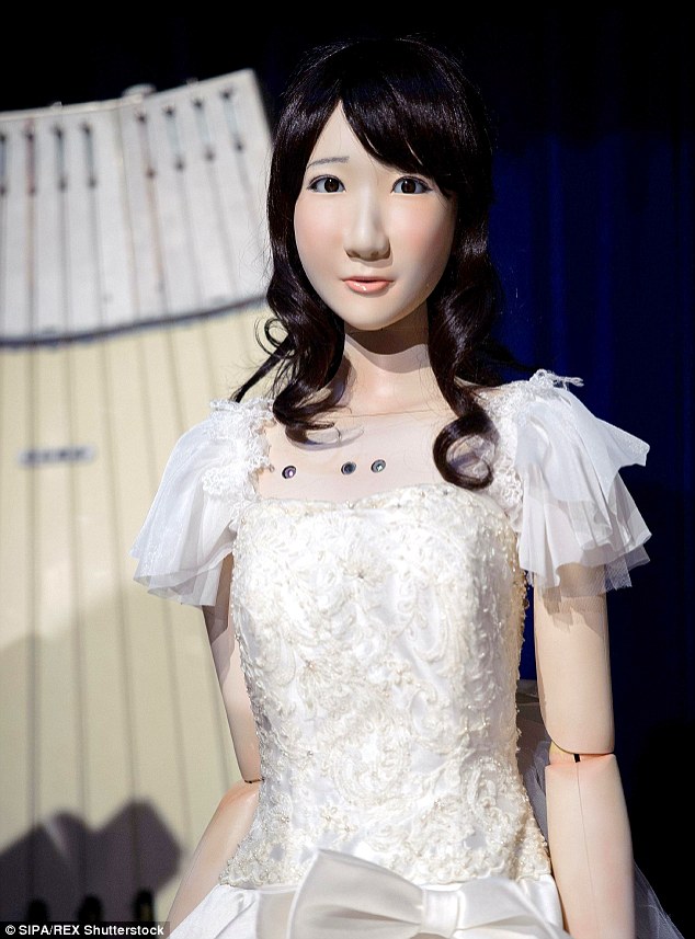Robot cô dâu mặc chiếc váy cưới màu trắng lộng lẫy.