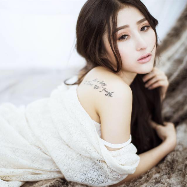 Với gương mặt xinh đẹp cùng thân hình chuẩn, Tú Yumi nhận được khá nhiều lời mời chụp mẫu cho các bộ ảnh thời giang, quay MV ca nhạc...