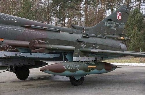 Khả năng hỏa lực của Su-22M4 rất ấn tượng khi nó có thể mang đến 4 tấn vũ khí trên 10 giá treo gồm tên lửa không đối không R-60 hoặc K13; tên lửa không đối đất Kh-23, Kh-25, Kh-29, Kh-58 và bom dẫn đường hoặc bom không điều khiển.