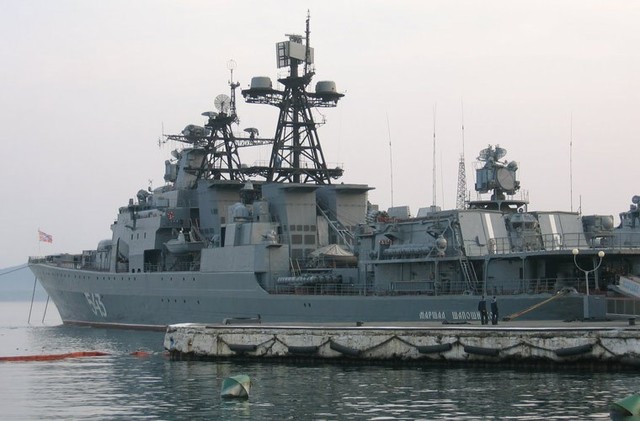 Đuôi tàu có sàn đáp và nhà chứa lớn cho phép mang theo 2 trực thăng săn ngầm loại Ka-27