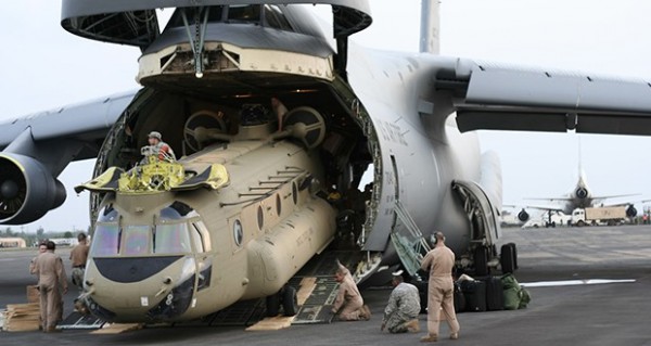 C-5 có thể nuốt chửng 1 chiếc trực thăng Chinook.