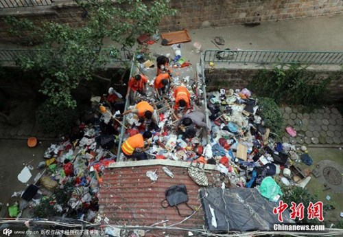 
Theo NetEase, vụ việc chỉ được giải quyết khi người con trai lợi dụng lúc cha mẹ mình ra khỏi căn hộ và gọi cho công nhân môi trường đến dọn dẹp. Họ phải mất tới một ngày để dọn núi rác khổng lồ trên.
