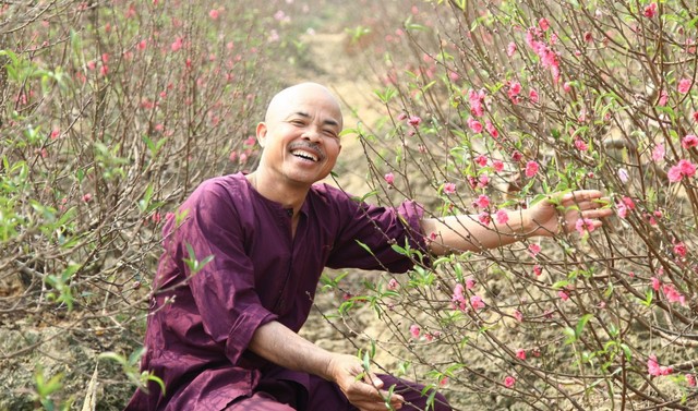 
Nghệ sĩ Hán Văn Tình thường được mọi người gọi bằng tên của nhân vật Chu Văn Quềnh. Nụ cười hồn hậu cùng lối diễn tưng tửng của anh đã chinh phục rất nhiều khán giả.

