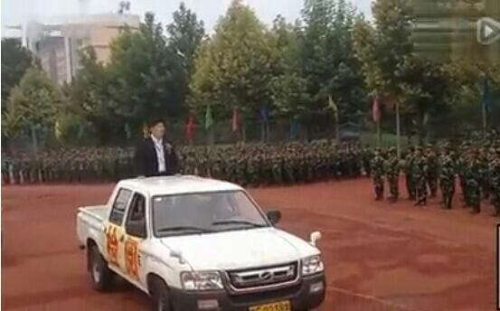 
Đây là cách được cho là bắt chước y chang Chủ tịch Trung Quốc Tập Cận Bình trong lễ giễu binh hôm 3/9.
