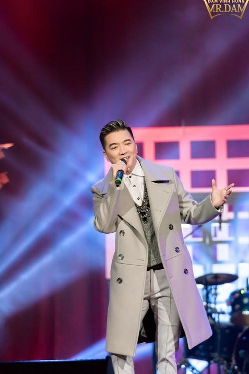 
Hiện nay, ở tuổi 44, Đàm Vĩnh Hưng là một trong những ca sĩ có lượng fan khủng nhất nhì showbiz Việt.
