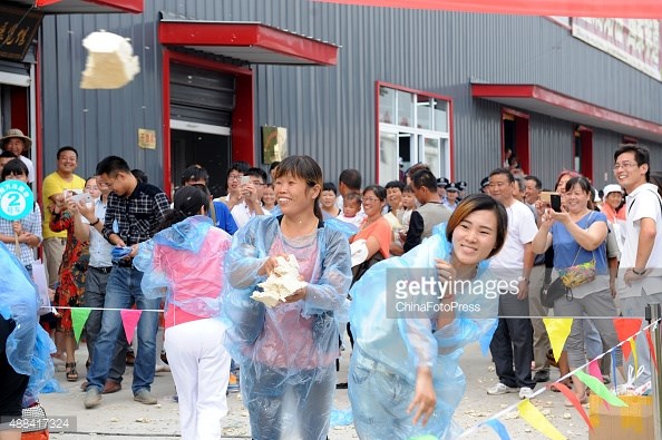 
Du khách ném đậu phụ trong một trò chơi ở lễ hội. (Nguồn: Getty Images)
