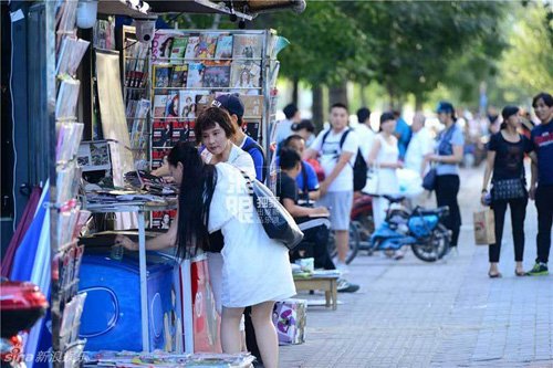 Được ngụy trang kỹ càng nên không ai có thể nhận ra Lưu Hiểu Khánh đang xuất hiện ở một quầy tạp chí.