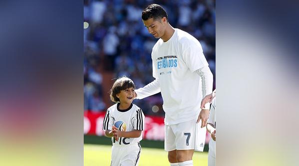 
Con trai ông Osama Abdul Mohsen được gặp cầu thủ ngôi sao Cristiano Ronaldo trên sân bóng.
