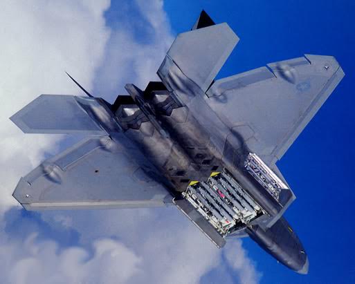 
F-22 Raptor có 3 khoang vũ khí bên trong thân.
