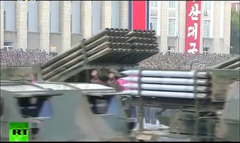 
Đây là phiên bản pháo phản lực BM-21 hiện đại hóa của Triều Tiên với hệ thống nạp đạn ngay trên xe phóng.
