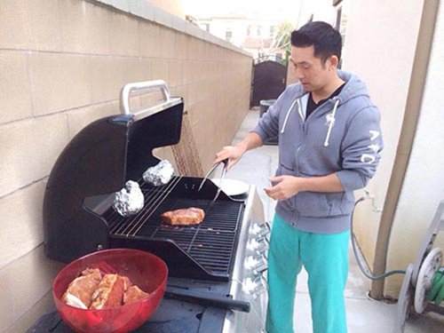
Richard Lê, ông xã Việt kiều điển trai của Ngọc Quyên nấu ăn rất ngon. Mỗi khi rảnh rỗi, anh lại vào bếp trổ tài nấu ăn cho nữ diễn viên Mỹ nhân kế.
