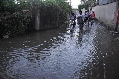 Nhiều tuyến đường bị ngập khiến học sinh và người dân vất vả trở về nhà.