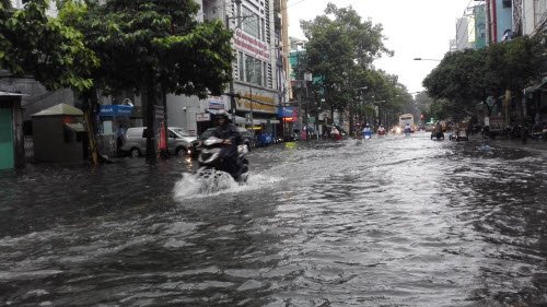 Đường Nguyễn Chí Thanh đoạn giao với đường Nguyễn Thị Nhỏ cũng bị ngập sâu, nước rút chậm.