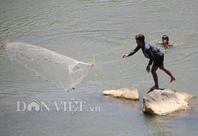 
Một trong những hình thức đánh bắt phổ biến là quăng chài.
