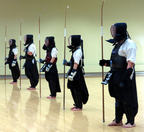 Các võ sĩ Naginata trên võ đường.