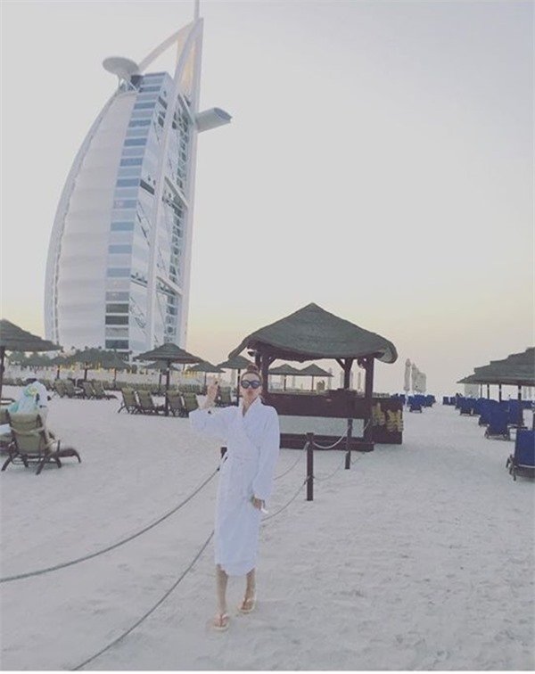 Hồ Ngọc Hà thích thú chụp hình ở khu du lịch hàng đầu Dubai