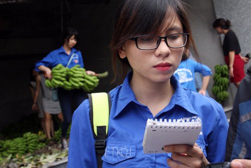 Ngoài nhiệm vụ vận chuyển, Hà còn đảm nhận ghi chép thông tin khách hàng để các bạn tình nguyện giao chuối tận nhà cho khách