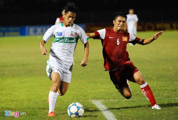 
Bộ đồng phục của U21 Việt Nam (phải) đá giải U21 quốc tế 2014 rất giống với trang phục của U21 năm nay. Ảnh: Zing
