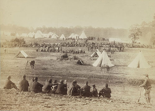 
Khung cảnh đằng sau được ghép từ bức ảnh nhóm tù nhân ly khai trong cuộc nội chiến ở trận đánh đồi Fisher, Virginia chụp năm 1864.
