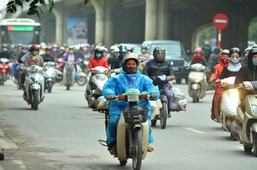 Những người dân ở ngoại thành mang thực phẩm vào nội thành lúc sáng sớm phải mặc áo mưa để chống chọi với cái lạnh trên quãng đường xa.