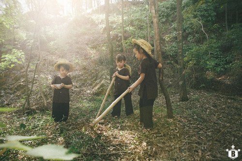 Ba cô gái nhỏ hăng say lao động...