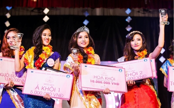 Và đoạt luôn giải Hoa khôi sinh viên Đại học Kinh Tế năm 2015.