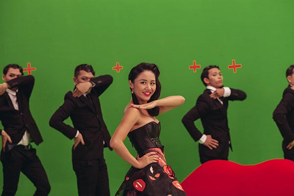 Để đáp ứng sự háo hức của đông đảo khán giả hâm mộ, Văn Mai Hương vừa quyết định hé lộ một vài hình ảnh hậu trường của MV “Monalisa”.