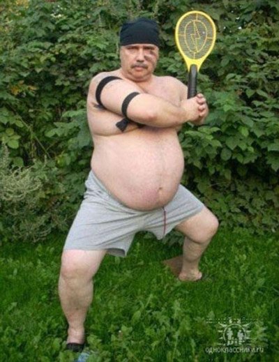 
Hỡi những quý cô yêu thể thao, hãy về với đội của tôi. Nhưng không hiểu quý ông này muốn chơi môn thể thao nào mà có sử dụng chiếc vợt bắt muỗi đây?
