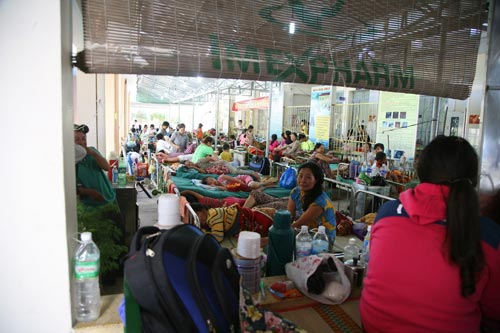 
Khoa nhiễm Bệnh viện đa khoa khu vực Ninh Hòa quá tải, bệnh nhân nảm tràn ra hành lang và sân khoa.
