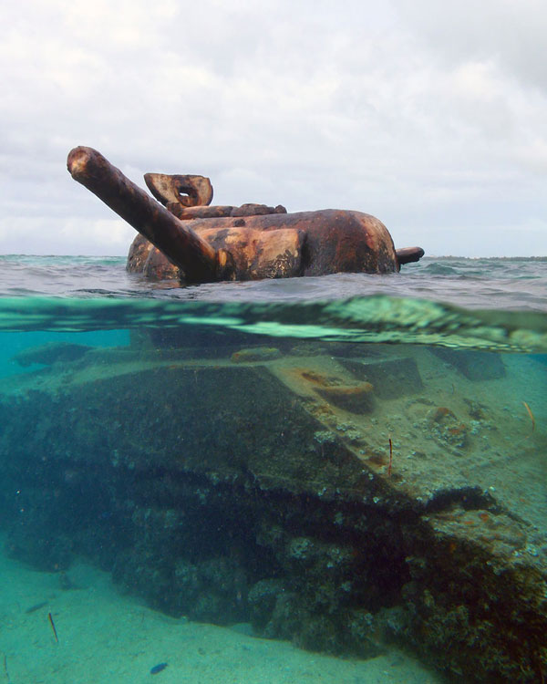 
Một chiếc xe tăng Sherman ngập chìm trong nước, chỉ lộ tháp pháo ở quần đảo North Mariana.
