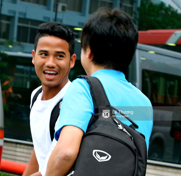 
Hậu vệ của HAGL - Lê Đức Lương cùng với Vũ Văn Thanh đã có mặt ở sân bay để đón đội tuyển. Đây là 2 cầu thủ được HLV Miura triệu tập bổ sung sau khi một loạt cầu thủ ở hàng phòng ngự bị chấn thương.
