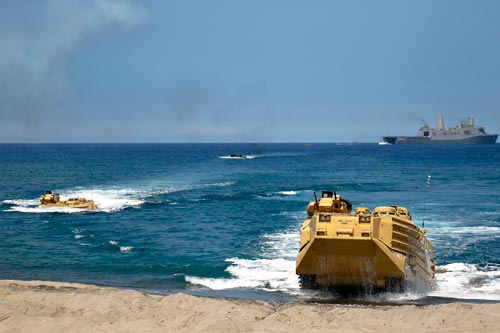 Lính thủy đánh bộ Mỹ và Philippines tham gia tập trận tại tỉnh Zambales hôm 21-4Ảnh: DEFENSE.GOV