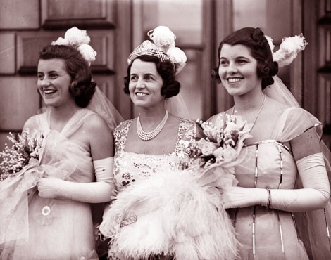 Rosemary (phải) lúc 19 tuổi cùng mẹ và em gái, năm 1938.