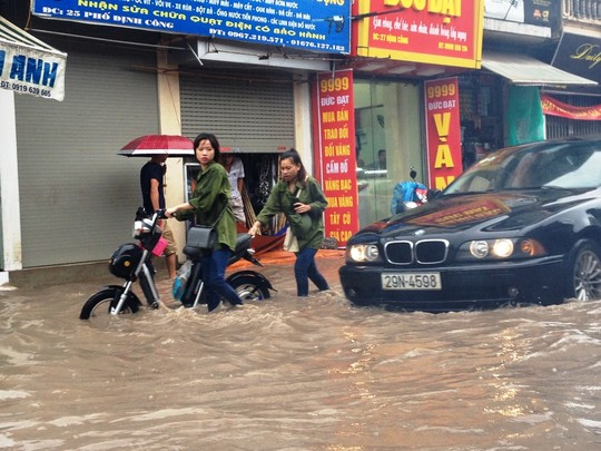 Cơn mưa lớn kéo dài khiến nhiều tuyến biến thành “sông”