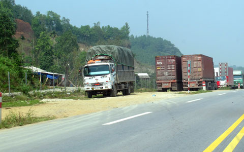 hình ảnh lạ, chỉ có ở Việt Nam, xe khách, xe máy đi trên cao tốc, Nội Bài - Lào Cai