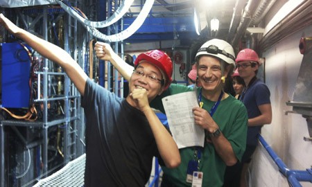 Thông chụp cùng giáo sư Vật lý Joseph Izen đi thăm máy gia tốc hạt ở Trung tâm Vật lý nguyên tử châu Âu CERN.