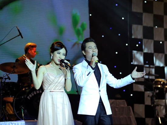 Biên tập viên Hoài Anh song ca cùng với ca sĩ Vương Long bài hát “Mùa xuân gọi”.
