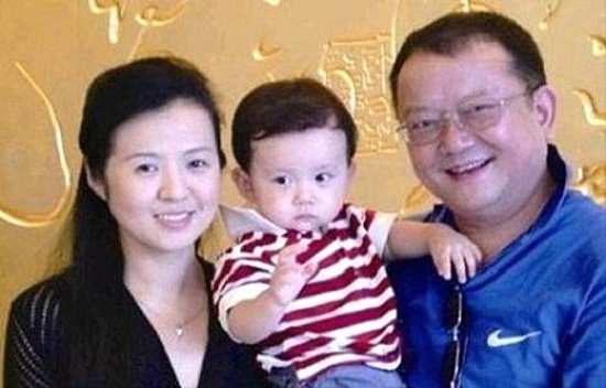 
Vương Cương cùng người vợ thứ 3 và con trai của hai người
