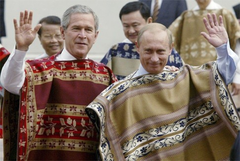 
Tổng thống Mỹ George W. Bush và Tổng thống Nga Vladimir Putin trong những chiếc áo truyền thống của nước chủ nhà Chile tại APEC năm 2004 diễn tại Santiago. (Ảnh: AP)
