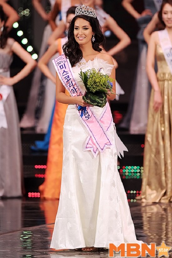 
Catharina Choi đăng quang ngôi vị á hậu 2 tại cuộc thi Hoa hậu Hàn Quốc 2013 và sau đó tham dự cuộc thi Hoa hậu Trái Đất.
