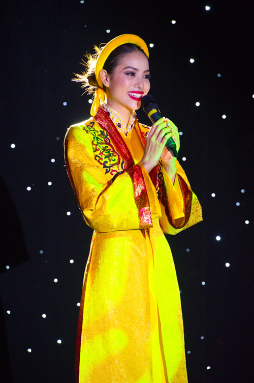 
Phạm Hương trong phần thi tài năng tại Miss Universe 2015.
